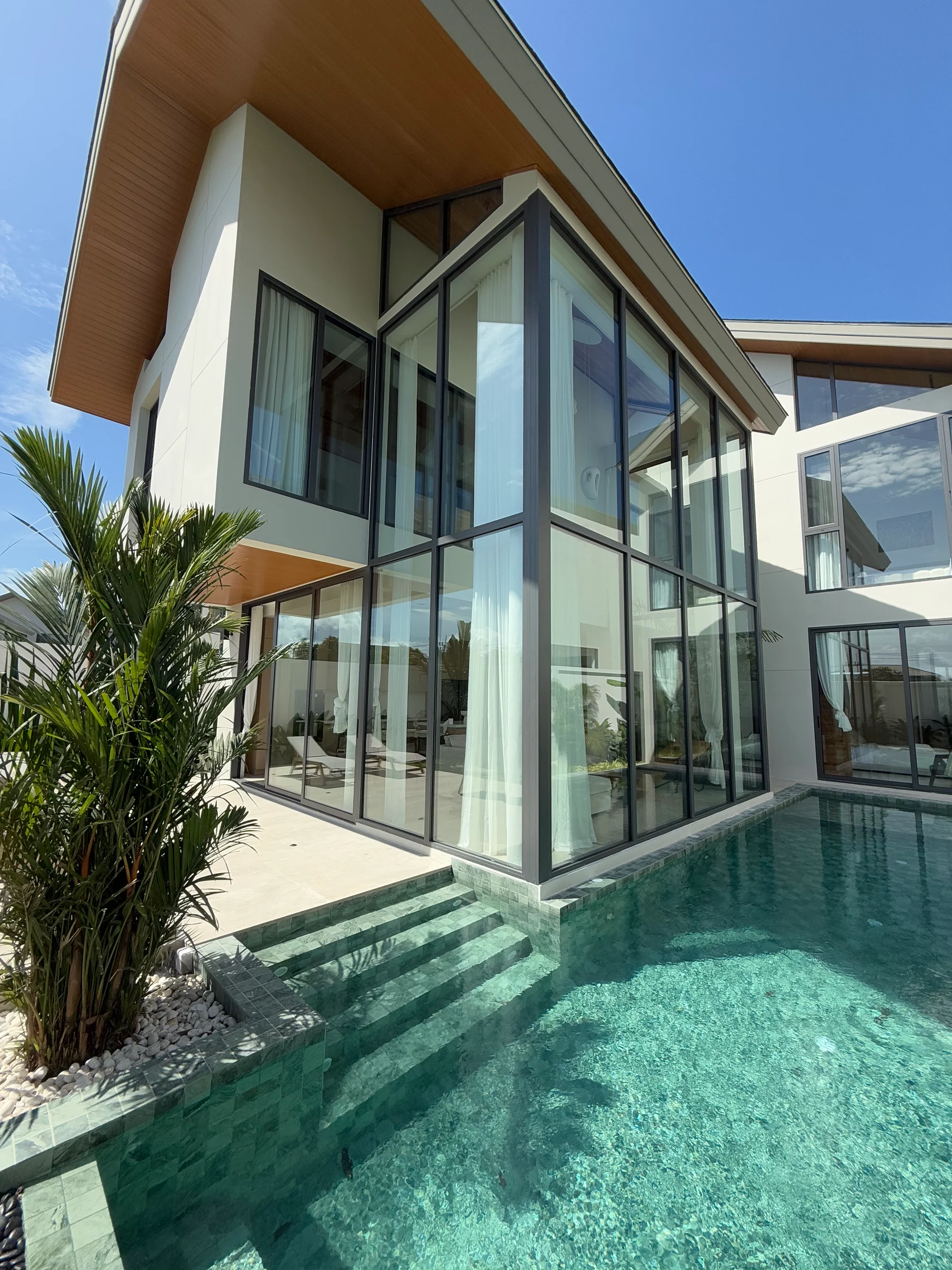 Villa facade opening onto the pool