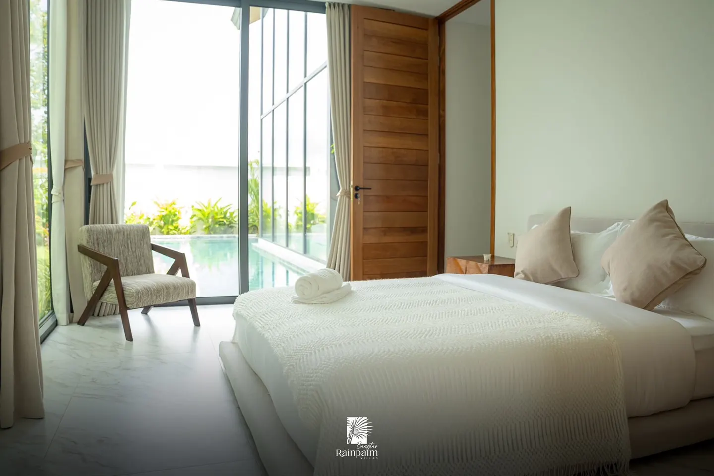 Bedroom opening onto the pool